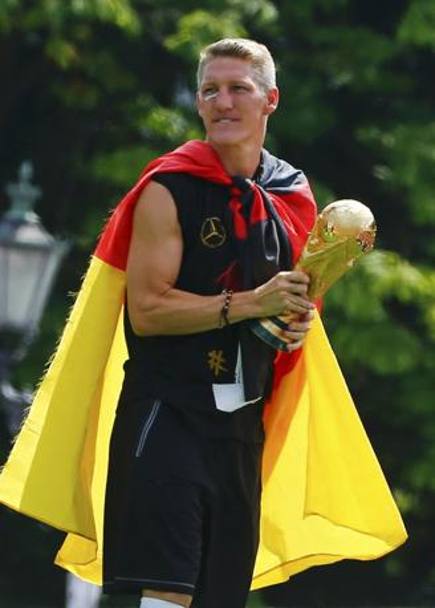 Schweinsteiger tiene fra le mani la Coppa. Reuters